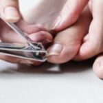 Thuisverpleging Voetzorg SaCura Sanne Jeunen zelfstandig thuisverpleegkundige Limburg regio Lanaken Genk Zutendaal thuiszorg thuisverpleegkundige thuisverpleegster verpleegster aan huis wondzorg palliatieve thuiszorg windels aandoen steunkousen aandoen medicatie klaarzetten medicatiebeheer wassen aankleden helpen met een bad of douche nemen helpen met aankleden dagelijkse hygiëne nagels knippen scheren bloedname bloednames bloed afnemen stomazorg verzorgen van stoma postoperatieve thuiszorg zorg na operaties inspuitingen wondzorg infuustherapie en sondevoeding voetzorg pedicure aan huis eksterogen eelt mycose nagelcorrectie nagelregulatie wrat frezen nagelbeugel nagels knippen
